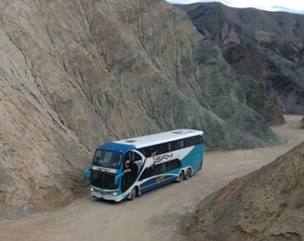 Micro de dos pisos en una ruta del Noroeste argentino