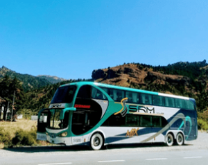 Micro de dos pisos en una ruta
