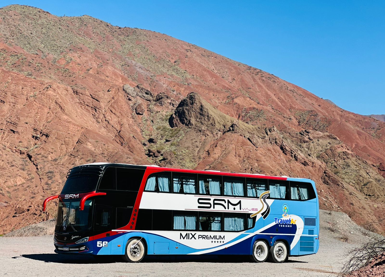 Un micro de dos pisos en una ruta del Noroeste argentino